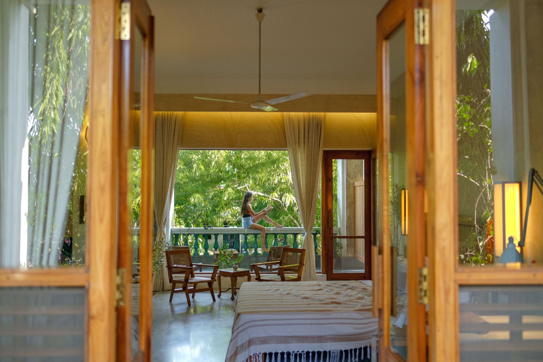 Room with open doors to the garden