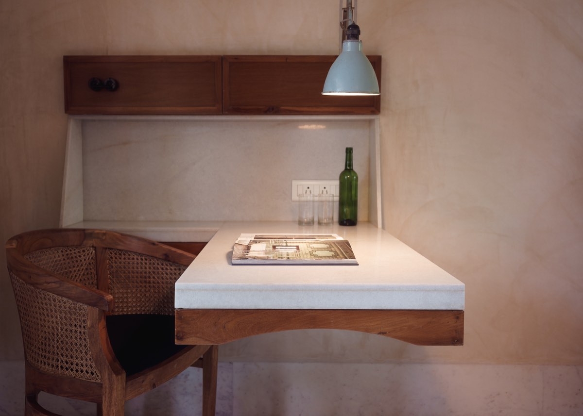 The Deluxe desk detail