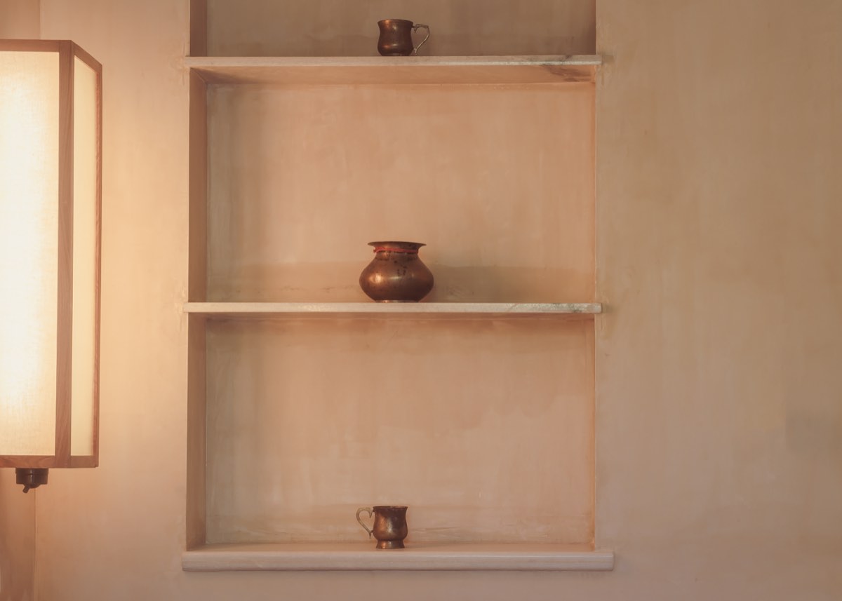Wall shelf and marble detail